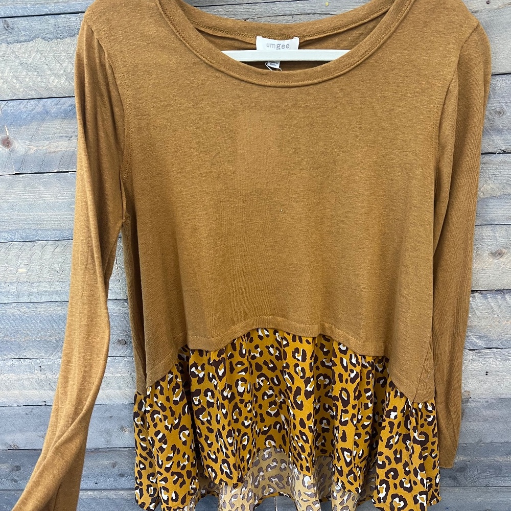 Linen Blend Raw Edged Round Neck Top with Animal Printed Ruffle Hem